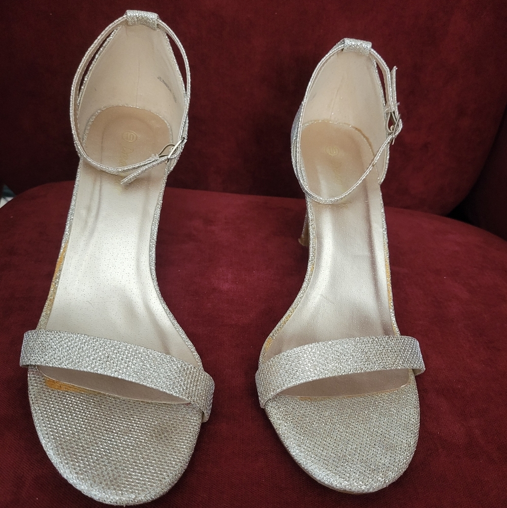 Dream Pair Size 10 Gold Strappy Heels